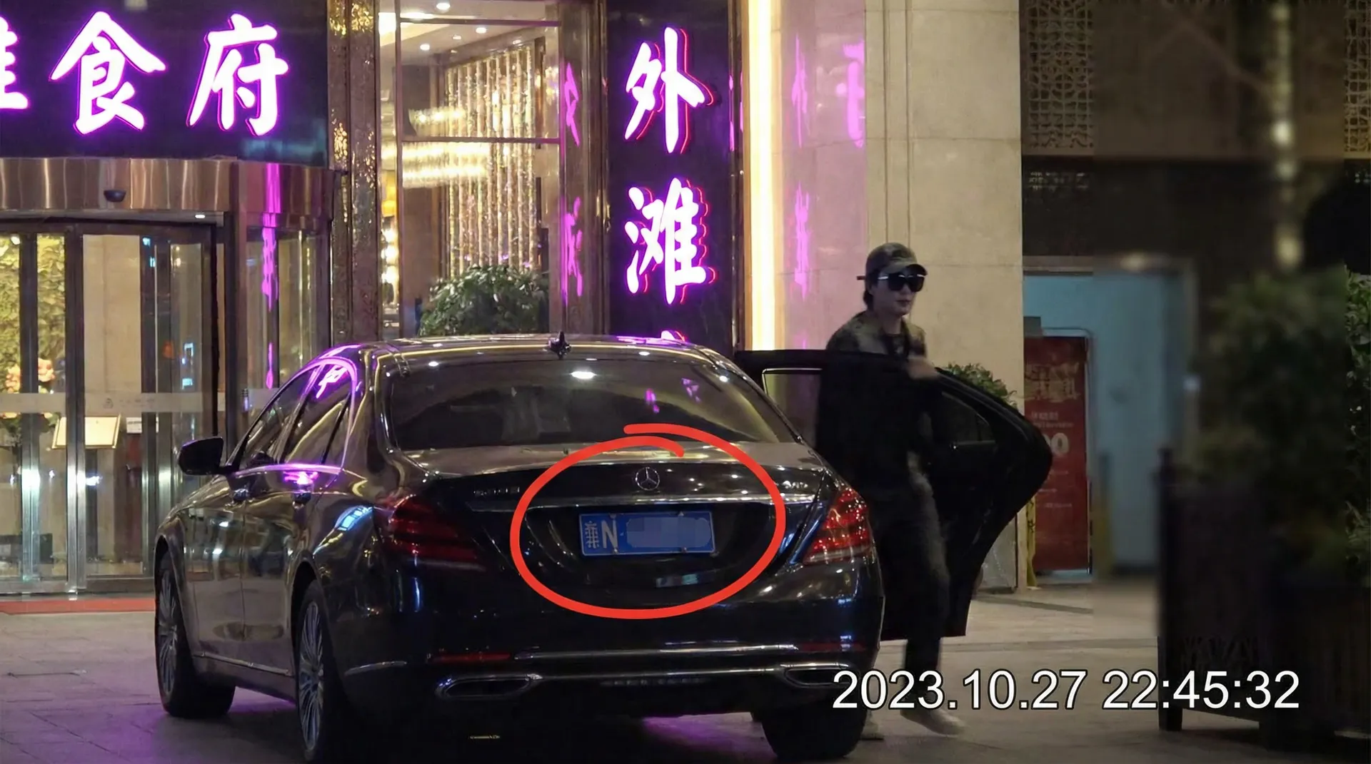 国产小视频 - 热门视频与精选视频推荐 - 某明星深夜现身高档餐厅被拍